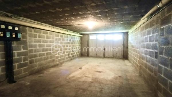 Et si votre prochain projet immobilier commençait ici ?

À quelques minutes du centre-ville de Montmorillon, dans un environnement calme et recherché, découvrez cette authentique maison en pierre de taille de 1964, implantée sur un magnifique terrain clos et arboré de 1 897 m².

Derrière sa façade pleine de charme se cache une propriété aux multiples possibilités : 
Résidence familiale spacieuse, projet intergénérationnel ou investissement locatif.

 Ses principaux atouts :
• Environ 11 pièces offrant de beaux volumes
• 5 chambres
• 3 logements indépendants déjà existants
• Terrain clos et arboré de 1 897 m²
• Vue dégagée sur la nature environnante
• Parquets massifs apportant chaleur et authenticité
• Double garage indépendant
• Garage intégré à la maison
• Chauffage gaz de ville récent
• Raccordement au tout-à-l’égout
Un potentiel rare 

Cette propriété peut facilement s’adapter à différents projets :
- Grande maison familiale
- Habitat partagé ou intergénérationnel
- Investissement locatif
- Colocation
- Location meublée ou saisonnière
- Division en plusieurs logements

Des travaux de modernisation permettront de révéler tout le potentiel de cette bâtisse et d’en faire un bien d’exception.

 Une situation idéale :
Montmorillon, célèbre Cité de l’Écrit, offre un cadre de vie agréable avec toutes les commodités : 
commerces, écoles, services, gare SNCF et vie associative dynamique.

 Ce que j’aime particulièrement :
Son cachet, ses volumes généreux et surtout les nombreuses possibilités qu’elle offre. 
Une maison qui ne demande qu’à écrire une nouvelle histoire.

Une visite s’impose pour découvrir tout son potentiel.