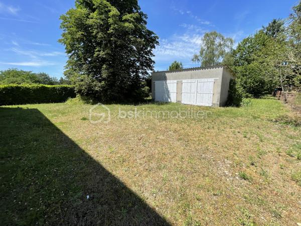Et si votre prochain projet immobilier commençait ici ?

À quelques minutes du centre-ville de Montmorillon, dans un environnement calme et recherché, découvrez cette authentique maison en pierre de taille de 1964, implantée sur un magnifique terrain clos et arboré de 1 897 m².

Derrière sa façade pleine de charme se cache une propriété aux multiples possibilités : 
Résidence familiale spacieuse, projet intergénérationnel ou investissement locatif.

 Ses principaux atouts :
• Environ 11 pièces offrant de beaux volumes
• 5 chambres
• 3 logements indépendants déjà existants
• Terrain clos et arboré de 1 897 m²
• Vue dégagée sur la nature environnante
• Parquets massifs apportant chaleur et authenticité
• Double garage indépendant
• Garage intégré à la maison
• Chauffage gaz de ville récent
• Raccordement au tout-à-l’égout
Un potentiel rare 

Cette propriété peut facilement s’adapter à différents projets :
- Grande maison familiale
- Habitat partagé ou intergénérationnel
- Investissement locatif
- Colocation
- Location meublée ou saisonnière
- Division en plusieurs logements

Des travaux de modernisation permettront de révéler tout le potentiel de cette bâtisse et d’en faire un bien d’exception.

 Une situation idéale :
Montmorillon, célèbre Cité de l’Écrit, offre un cadre de vie agréable avec toutes les commodités : 
commerces, écoles, services, gare SNCF et vie associative dynamique.

 Ce que j’aime particulièrement :
Son cachet, ses volumes généreux et surtout les nombreuses possibilités qu’elle offre. 
Une maison qui ne demande qu’à écrire une nouvelle histoire.

Une visite s’impose pour découvrir tout son potentiel.