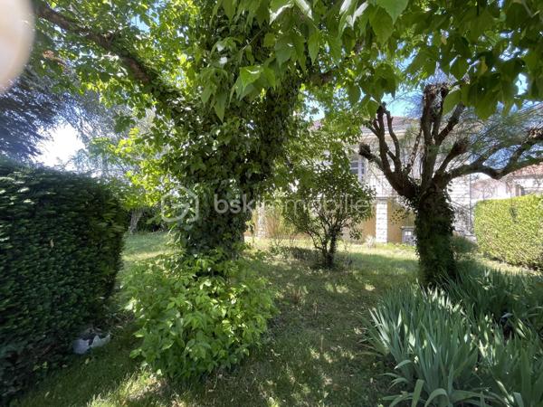 Et si votre prochain projet immobilier commençait ici ?

À quelques minutes du centre-ville de Montmorillon, dans un environnement calme et recherché, découvrez cette authentique maison en pierre de taille de 1964, implantée sur un magnifique terrain clos et arboré de 1 897 m².

Derrière sa façade pleine de charme se cache une propriété aux multiples possibilités : 
Résidence familiale spacieuse, projet intergénérationnel ou investissement locatif.

 Ses principaux atouts :
• Environ 11 pièces offrant de beaux volumes
• 5 chambres
• 3 logements indépendants déjà existants
• Terrain clos et arboré de 1 897 m²
• Vue dégagée sur la nature environnante
• Parquets massifs apportant chaleur et authenticité
• Double garage indépendant
• Garage intégré à la maison
• Chauffage gaz de ville récent
• Raccordement au tout-à-l’égout
Un potentiel rare 

Cette propriété peut facilement s’adapter à différents projets :
- Grande maison familiale
- Habitat partagé ou intergénérationnel
- Investissement locatif
- Colocation
- Location meublée ou saisonnière
- Division en plusieurs logements

Des travaux de modernisation permettront de révéler tout le potentiel de cette bâtisse et d’en faire un bien d’exception.

 Une situation idéale :
Montmorillon, célèbre Cité de l’Écrit, offre un cadre de vie agréable avec toutes les commodités : 
commerces, écoles, services, gare SNCF et vie associative dynamique.

 Ce que j’aime particulièrement :
Son cachet, ses volumes généreux et surtout les nombreuses possibilités qu’elle offre. 
Une maison qui ne demande qu’à écrire une nouvelle histoire.

Une visite s’impose pour découvrir tout son potentiel.
