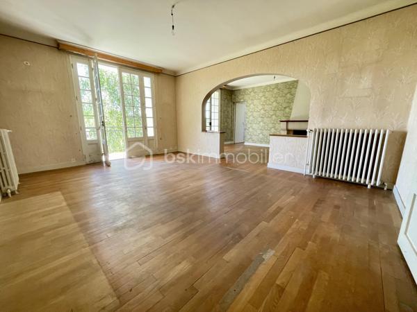 Et si votre prochain projet immobilier commençait ici ?

À quelques minutes du centre-ville de Montmorillon, dans un environnement calme et recherché, découvrez cette authentique maison en pierre de taille de 1964, implantée sur un magnifique terrain clos et arboré de 1 897 m².

Derrière sa façade pleine de charme se cache une propriété aux multiples possibilités : 
Résidence familiale spacieuse, projet intergénérationnel ou investissement locatif.

 Ses principaux atouts :
• Environ 11 pièces offrant de beaux volumes
• 5 chambres
• 3 logements indépendants déjà existants
• Terrain clos et arboré de 1 897 m²
• Vue dégagée sur la nature environnante
• Parquets massifs apportant chaleur et authenticité
• Double garage indépendant
• Garage intégré à la maison
• Chauffage gaz de ville récent
• Raccordement au tout-à-l’égout
Un potentiel rare 

Cette propriété peut facilement s’adapter à différents projets :
- Grande maison familiale
- Habitat partagé ou intergénérationnel
- Investissement locatif
- Colocation
- Location meublée ou saisonnière
- Division en plusieurs logements

Des travaux de modernisation permettront de révéler tout le potentiel de cette bâtisse et d’en faire un bien d’exception.

 Une situation idéale :
Montmorillon, célèbre Cité de l’Écrit, offre un cadre de vie agréable avec toutes les commodités : 
commerces, écoles, services, gare SNCF et vie associative dynamique.

 Ce que j’aime particulièrement :
Son cachet, ses volumes généreux et surtout les nombreuses possibilités qu’elle offre. 
Une maison qui ne demande qu’à écrire une nouvelle histoire.

Une visite s’impose pour découvrir tout son potentiel.