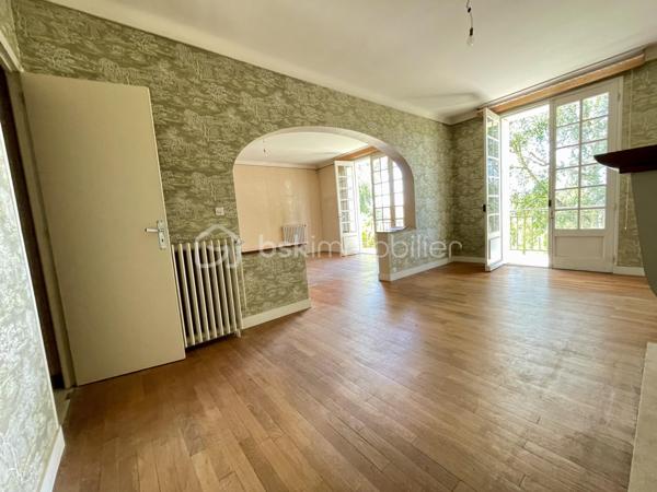 Et si votre prochain projet immobilier commençait ici ?

À quelques minutes du centre-ville de Montmorillon, dans un environnement calme et recherché, découvrez cette authentique maison en pierre de taille de 1964, implantée sur un magnifique terrain clos et arboré de 1 897 m².

Derrière sa façade pleine de charme se cache une propriété aux multiples possibilités : 
Résidence familiale spacieuse, projet intergénérationnel ou investissement locatif.

 Ses principaux atouts :
• Environ 11 pièces offrant de beaux volumes
• 5 chambres
• 3 logements indépendants déjà existants
• Terrain clos et arboré de 1 897 m²
• Vue dégagée sur la nature environnante
• Parquets massifs apportant chaleur et authenticité
• Double garage indépendant
• Garage intégré à la maison
• Chauffage gaz de ville récent
• Raccordement au tout-à-l’égout
Un potentiel rare 

Cette propriété peut facilement s’adapter à différents projets :
- Grande maison familiale
- Habitat partagé ou intergénérationnel
- Investissement locatif
- Colocation
- Location meublée ou saisonnière
- Division en plusieurs logements

Des travaux de modernisation permettront de révéler tout le potentiel de cette bâtisse et d’en faire un bien d’exception.

 Une situation idéale :
Montmorillon, célèbre Cité de l’Écrit, offre un cadre de vie agréable avec toutes les commodités : 
commerces, écoles, services, gare SNCF et vie associative dynamique.

 Ce que j’aime particulièrement :
Son cachet, ses volumes généreux et surtout les nombreuses possibilités qu’elle offre. 
Une maison qui ne demande qu’à écrire une nouvelle histoire.

Une visite s’impose pour découvrir tout son potentiel.