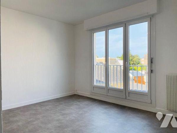 Un appartement de type 2, situé au 4ème étage avec ascenseur, composé de: entrée sur revêtement...