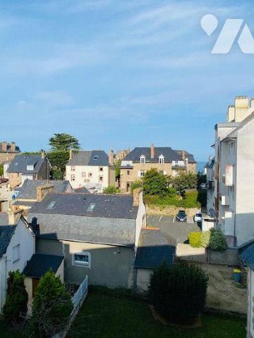 Un appartement de type 2, situé au 4ème étage avec ascenseur, composé de: entrée sur revêtement...