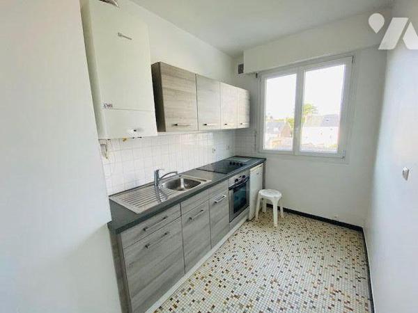 Un appartement de type 2, situé au 4ème étage avec ascenseur, composé de: entrée sur revêtement...