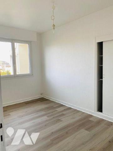 Un appartement de type 2, situé au 4ème étage avec ascenseur, composé de: entrée sur revêtement...