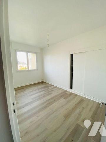 Un appartement de type 2, situé au 4ème étage avec ascenseur, composé de: entrée sur revêtement...