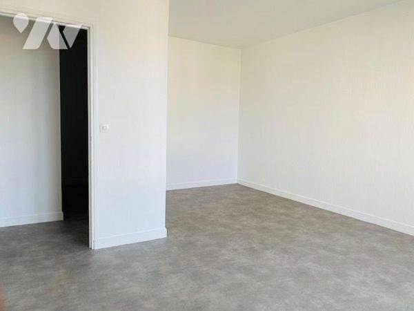 Un appartement de type 2, situé au 4ème étage avec ascenseur, composé de: entrée sur revêtement...