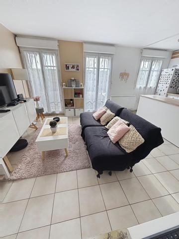 STUDIO PROCHE TOUTES COMMODITES, LUMINEUX ET FONCTIONNEL