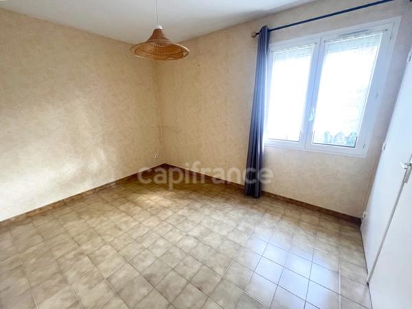 Vente Maison de plain-pied 4 pièces à MANOSQUE (04) - Jardin 740m2, garage, combles aménagés, proche commodités