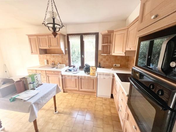 Vente Maison de plain-pied 4 pièces à MANOSQUE (04) - Jardin 740m2, garage, combles aménagés, proche commodités