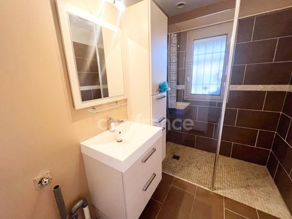 Vente Maison de plain-pied 4 pièces à MANOSQUE (04) - Jardin 740m2, garage, combles aménagés, proche commodités