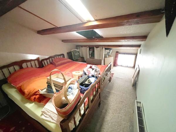 Vente Maison de plain-pied 4 pièces à MANOSQUE (04) - Jardin 740m2, garage, combles aménagés, proche commodités