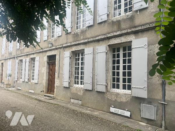 Maison de maitre  avec dépendance et jardin de Curé en face.