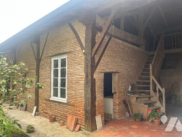 Maison de maitre  avec dépendance et jardin de Curé en face.