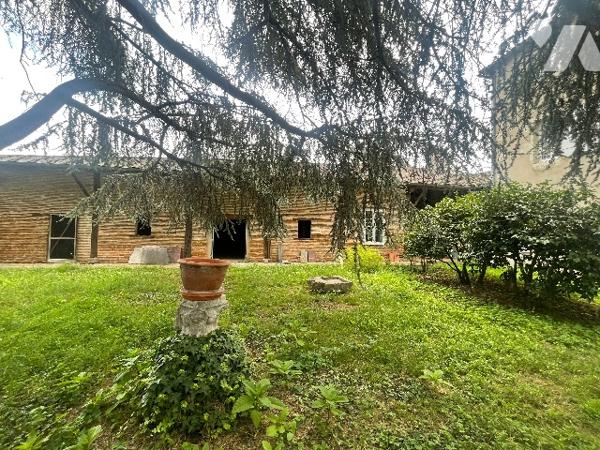 Maison de maitre  avec dépendance et jardin de Curé en face.