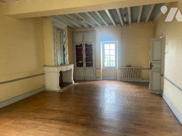 Maison de maitre  avec dépendance et jardin de Curé en face.