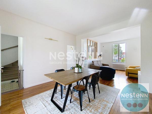 Superbe maison familiale de 200 m² à Seur avec 4 chambres, séjour lumineux, piscine, terrasse et grand jardin de 1 735 m². Proche écoles, commerces et transports.