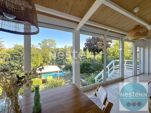 Superbe maison familiale de 200 m² à Seur avec 4 chambres, séjour lumineux, piscine, terrasse et grand jardin de 1 735 m². Proche écoles, commerces et transports.