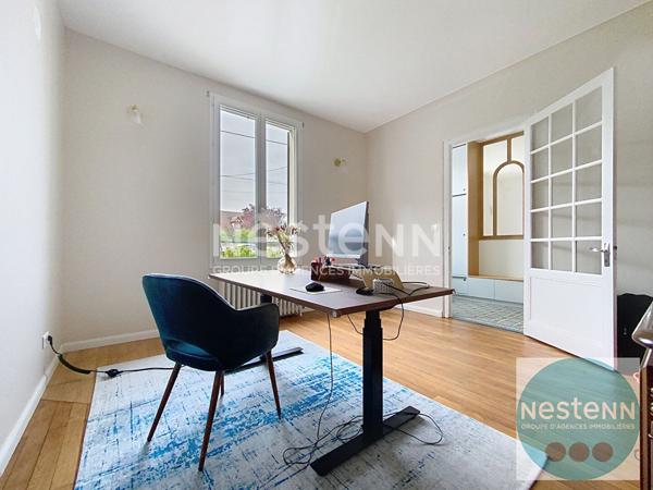 Superbe maison familiale de 200 m² à Seur avec 4 chambres, séjour lumineux, piscine, terrasse et grand jardin de 1 735 m². Proche écoles, commerces et transports.