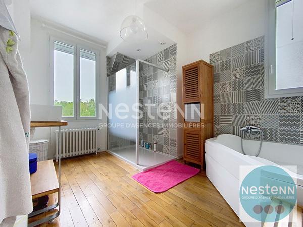 Superbe maison familiale de 200 m² à Seur avec 4 chambres, séjour lumineux, piscine, terrasse et grand jardin de 1 735 m². Proche écoles, commerces et transports.