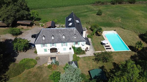 Ferme béarnaise rénovée avec gîte, piscine et vue sur les Pyrenénées