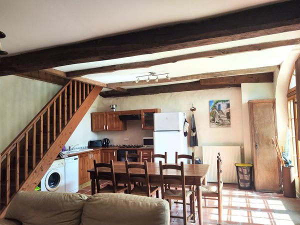 Ferme béarnaise rénovée avec gîte, piscine et vue sur les Pyrenénées