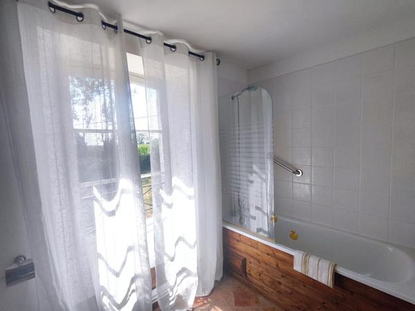 Ferme béarnaise rénovée avec gîte, piscine et vue sur les Pyrenénées