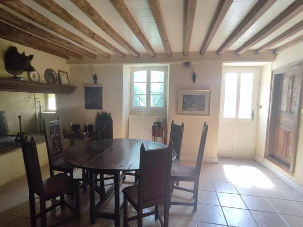 Ferme béarnaise rénovée avec gîte, piscine et vue sur les Pyrenénées