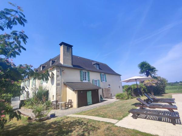 Ferme béarnaise rénovée avec gîte, piscine et vue sur les Pyrenénées
