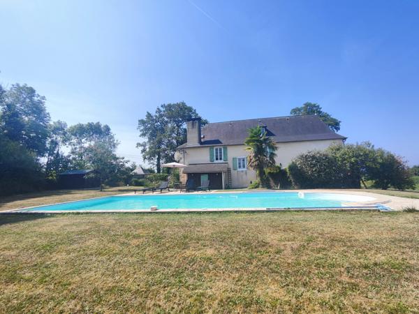 Ferme béarnaise rénovée avec gîte, piscine et vue sur les Pyrenénées