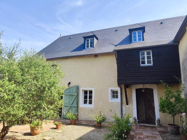 Ferme béarnaise rénovée avec gîte, piscine et vue sur les Pyrenénées