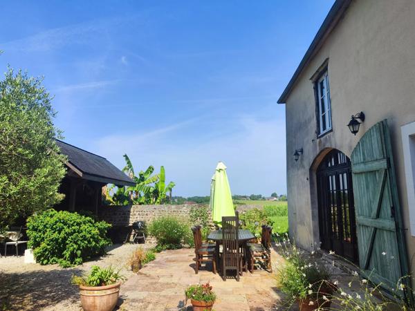 Ferme béarnaise rénovée avec gîte, piscine et vue sur les Pyrenénées