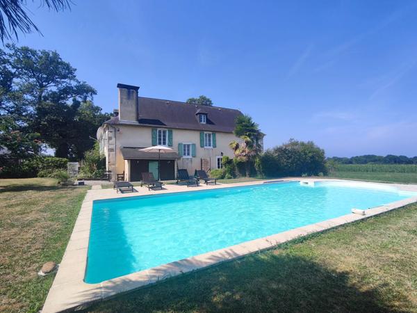 Ferme béarnaise rénovée avec gîte, piscine et vue sur les Pyrenénées