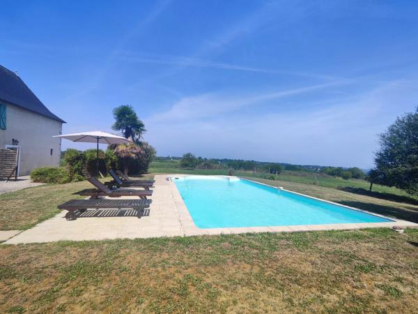 Ferme béarnaise rénovée avec gîte, piscine et vue sur les Pyrenénées