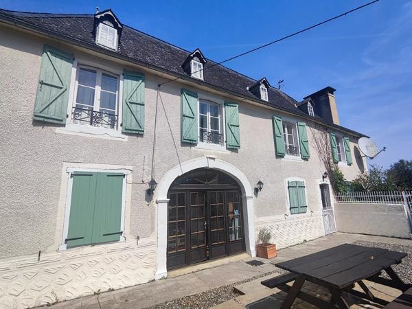 Ferme béarnaise rénovée avec gîte, piscine et vue sur les Pyrenénées