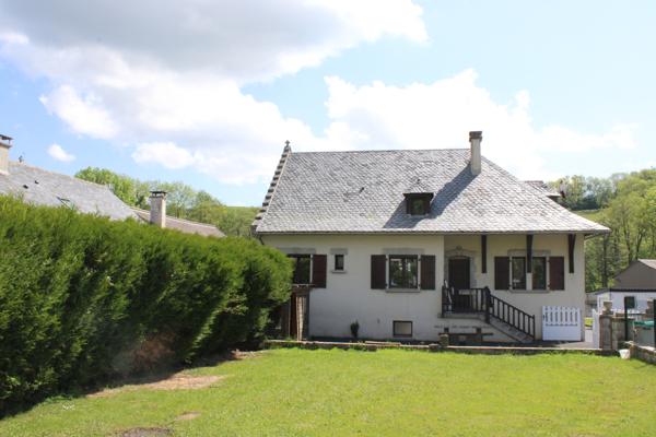 Maison avec un grand hangar Riom es Montagnes (15400)