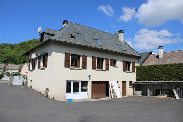 Maison avec un grand hangar Riom es Montagnes (15400)