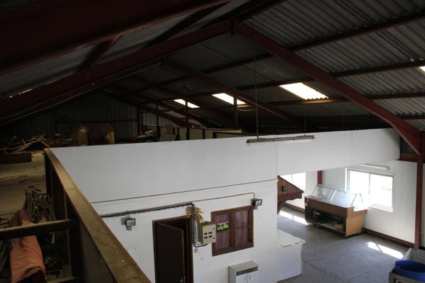 Maison avec un grand hangar Riom es Montagnes (15400)