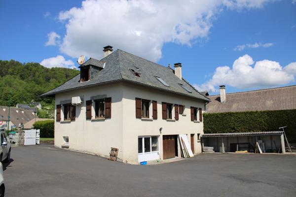 Maison avec un grand hangar Riom es Montagnes (15400)