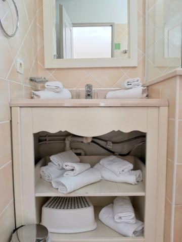 BASTIDON de 45 m2 élévé d'un étage, localisé dans une pinède, situé en angle, deux chambres en étage, terrasse , jardin et tranquillité