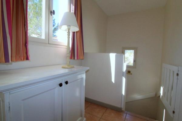 BASTIDON de 45 m2 élévé d'un étage, localisé dans une pinède, situé en angle, deux chambres en étage, terrasse , jardin et tranquillité