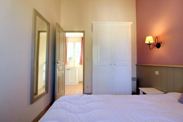 BASTIDON de 45 m2 élévé d'un étage, localisé dans une pinède, situé en angle, deux chambres en étage, terrasse , jardin et tranquillité