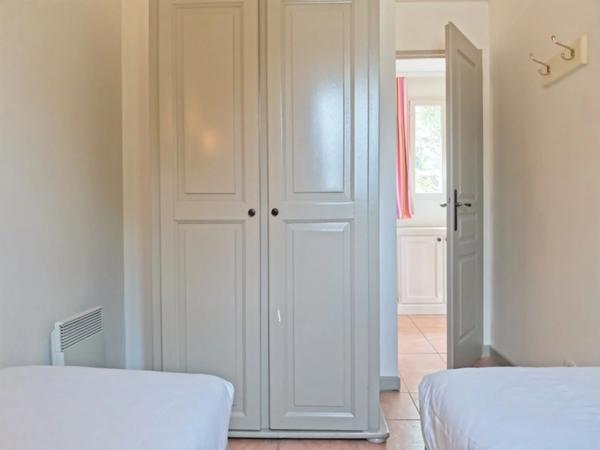 BASTIDON de 45 m2 élévé d'un étage, localisé dans une pinède, situé en angle, deux chambres en étage, terrasse , jardin et tranquillité