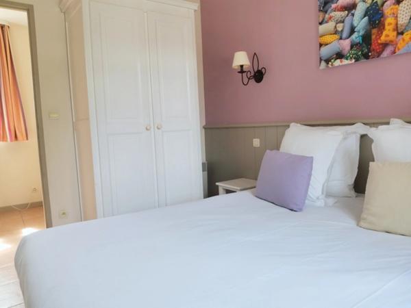 BASTIDON de 45 m2 élévé d'un étage, localisé dans une pinède, situé en angle, deux chambres en étage, terrasse , jardin et tranquillité