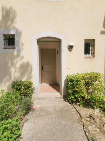 BASTIDON de 45 m2 élévé d'un étage, localisé dans une pinède, situé en angle, deux chambres en étage, terrasse , jardin et tranquillité