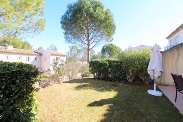 BASTIDON de 45 m2 élévé d'un étage, localisé dans une pinède, situé en angle, deux chambres en étage, terrasse , jardin et tranquillité