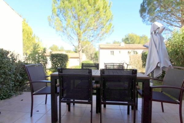 BASTIDON de 45 m2 élévé d'un étage, localisé dans une pinède, situé en angle, deux chambres en étage, terrasse , jardin et tranquillité