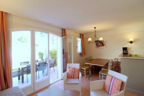 BASTIDON de 45 m2 élévé d'un étage, localisé dans une pinède, situé en angle, deux chambres en étage, terrasse , jardin et tranquillité