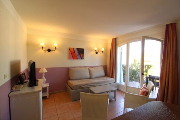 BASTIDON de 45 m2 élévé d'un étage, localisé dans une pinède, situé en angle, deux chambres en étage, terrasse , jardin et tranquillité