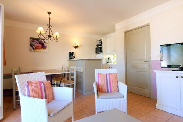 BASTIDON de 45 m2 élévé d'un étage, localisé dans une pinède, situé en angle, deux chambres en étage, terrasse , jardin et tranquillité